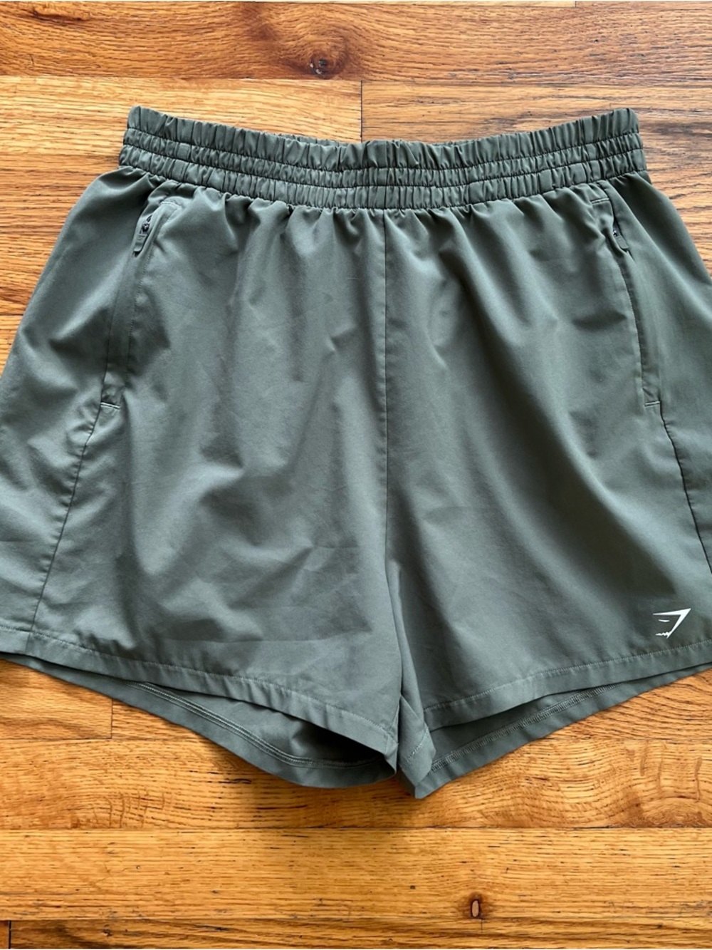 Gymshark Green Athletic Shorts Men's M Elasitc Waist 7” Inseam Zip Pockets EUC